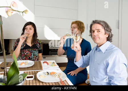 Drei Freunde zusammen Abendessen Stockfoto