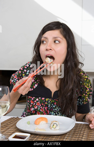 Eine junge Frau, die Sushi-Essen Stockfoto