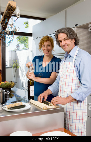 Ein paar Vorbereitung Abendessen in der Küche Stockfoto