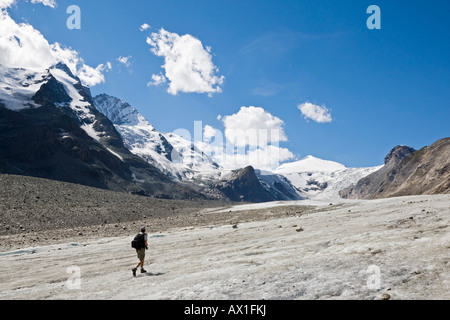 Wanderer auf dem Gletscher Pasterze, Johannisberg und Grossglockner Mountain Range, Nationalpark Hohe Tauern, Kärnten, Österreich Stockfoto