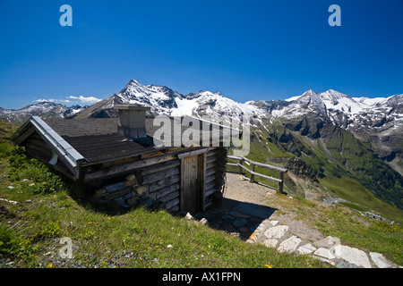 Almhütte Berghütte mit Edelweissspitze Großglockner, Großglockner-Hochalpenstraße, Nationalpark Hohe Tauern, Auto Stockfoto