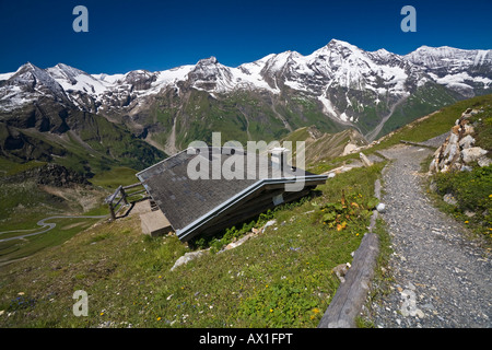 Almhütte Berghütte mit Edelweissspitze Großglockner, Großglockner-Hochalpenstraße, Nationalpark Hohe Tauern, Auto Stockfoto