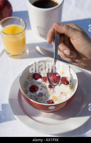 Detail einer Frau essen Müsli mit Obst Stockfoto