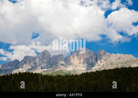 Gebirgskette Latemar und Rosengarten am Karersee (Ital: Lago di Carezza), Dolomiten, Dolomiten, Südtirol, Italien, Europa Stockfoto