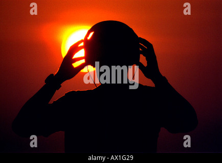 DJ Jayess bereitet sich auf eine ganze Nacht Auftritt in einer Strandbar in Brighton, Sussex Stockfoto