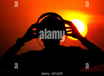 DJ Jayess bereitet sich für eine ganze Nacht Gig am Strand von Brighton Sussex Stockfoto