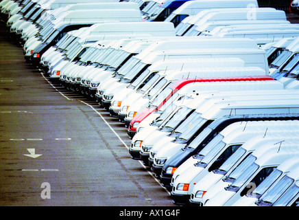 Reihen von weißen Ford Transit Transporter stehen in Southampton Docks noch nicht verschickt Stockfoto