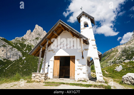 Kapelle am Passo di Falzarego vor Lagazuoi Ampezzaner Alpen, Dolomiten Alpen, Dolomiten, Südtirol, Italien, Europa Stockfoto