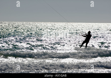 Spanien Andalusien Tarifa Beschleunigung Kite Surfer Playa De Los Lances Stockfoto