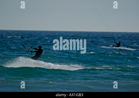 Spanien Andalusien Tarifa Beschleunigung Kite Surfer Playa De Los Lances Stockfoto