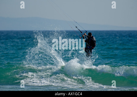 Spanien Andalusien Tarifa Beschleunigung Kite Surfer Playa De Los Lances Stockfoto