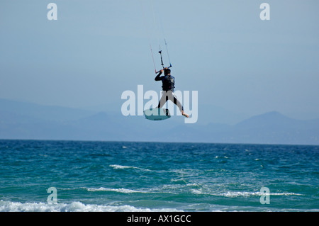 Spanien Andalusien Tarifa Beschleunigung Kite Surfer Playa De Los Lances Stockfoto