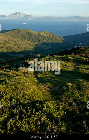 Straße von Gibraltar und die afrikanische Küste Marokkos, gesehen vom Mirador del Estrecho, einem Aussichtspunkt auf der Autobahn n-340, in Cadiz, Spanien Stockfoto