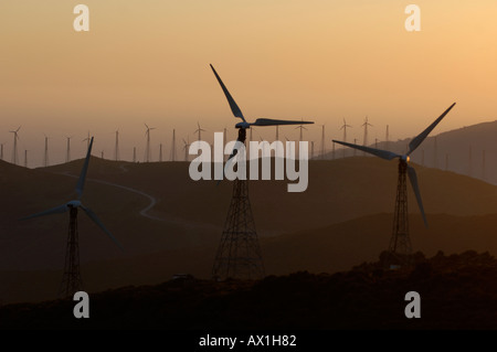 Windmühlen power Turbine auf einem Bergrücken in der Nähe von Tarifa bei Sonnenuntergang Stockfoto