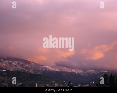 schneebedeckte Berge Chrea April abends gesehen von der Stadt Blida, Algerien Stockfoto