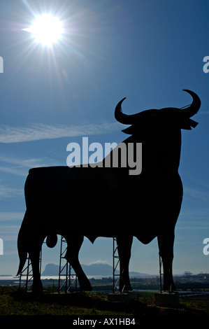 Osborne-Stier, dem inoffiziellen Nationalsymbol Spaniens, dominieren die Landschaft, Spanien. Stockfoto