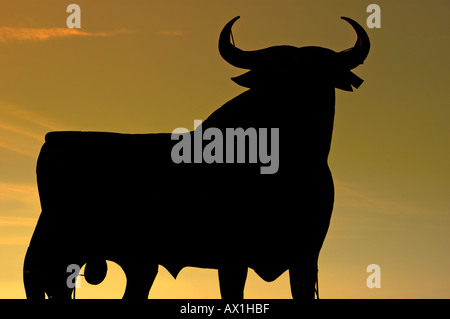 Osborne-Stier, dem inoffiziellen Nationalsymbol Spaniens, dominieren die Landschaft, Spanien. Stockfoto