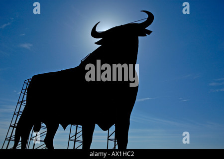 Osborne-Stier, dem inoffiziellen Nationalsymbol Spaniens, dominieren die Landschaft, Spanien. Stockfoto