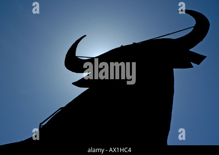 Osborne-Stier, dem inoffiziellen Nationalsymbol Spaniens, dominieren die Landschaft, Spanien. Stockfoto