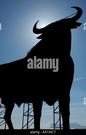 Osborne-Stier, dem inoffiziellen Nationalsymbol Spaniens, dominieren die Landschaft, Spanien. Stockfoto