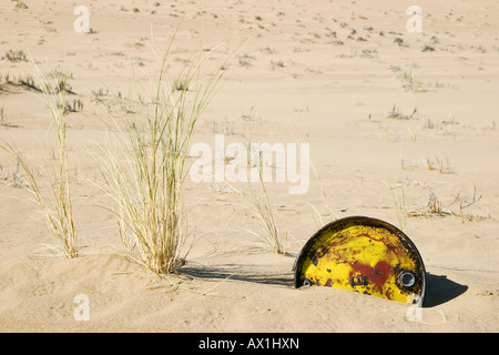 Alte Fass zwischen Sanddünen, verboten Diamant Bereich, Saddlehill, Namibia, Afrika Stockfoto