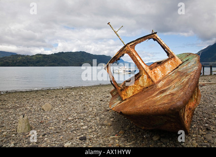 Rostige Boot in den Hafen von Hornopirén, Chile, Südamerika Stockfoto