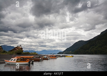 Boote im Hafen von der Stadt Petrohue auf dem See Lago Todos Los Santos, Chile, Südamerika Stockfoto