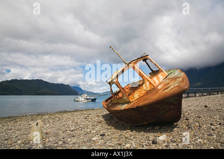 Rostige Boot in den Hafen von Hornopirén, Chile, Südamerika Stockfoto