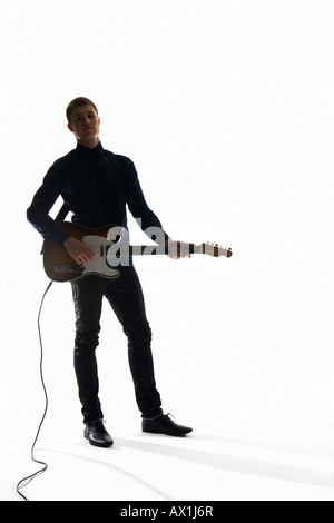 Studioaufnahme eines Mannes eine e-Gitarre spielen Stockfoto