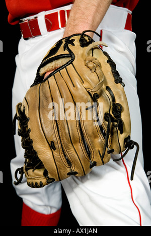 Mittelteil eines Baseball-Spieler tragen ein Baseballhandschuh Stockfoto