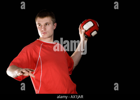 Ein Mann spielt handball Stockfoto