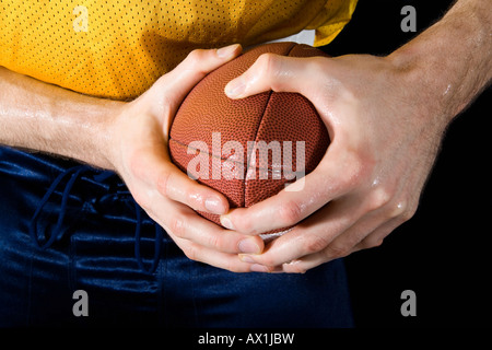 Ein American Football-Spieler mit einem ball Stockfoto