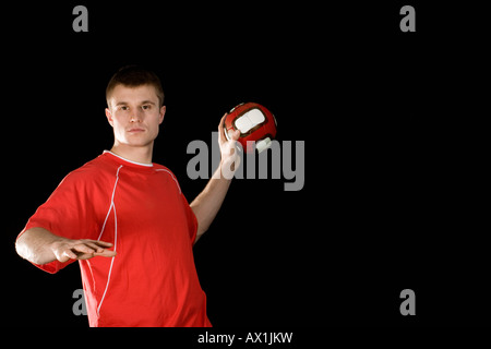 Ein Mann spielt handball Stockfoto