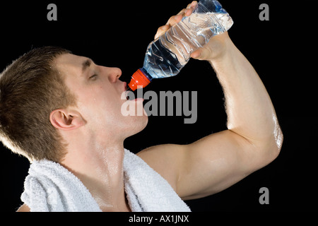 Ein Mann trinkt Wasser und Schwitzen Stockfoto