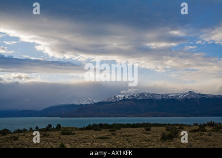 Sonnenuntergang am See Lago General Carrera oder Lago Buenos Aires in Argentinien, Patagonien, Chile, Südamerika Stockfoto