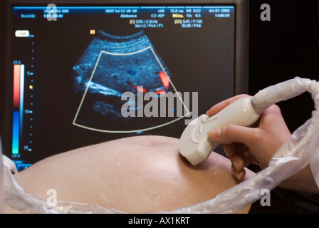 Eine Frau, die eine Ultraschalluntersuchung Stockfoto