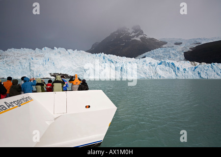 Touristen auf einem Katamaran am Spegazzini Gletscher am See Lago Argentino, Nationalpark Los Glaciares, (Parque Nacional Los Gla Stockfoto