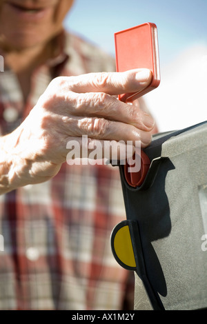 Senior die Hand eines Mannes Öffnen der mailbox Stockfoto