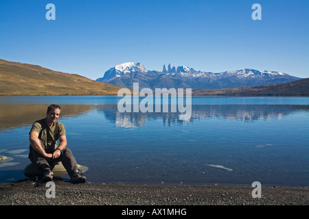 Tourist am See Laguna Azul, Torres del Paine Berge, Nationalpark Torres del Paine, Patagonien, Chile, Südamerika Stockfoto