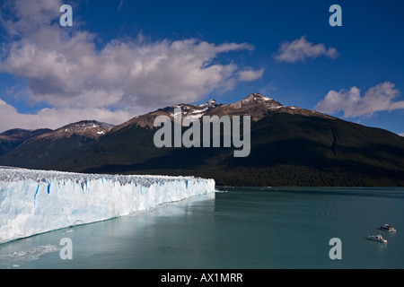 Stiefel vor dem Gletscher Perito Moreno, Nationalpark Los Glaciares, Argentinien, Patagonien, Südamerika Stockfoto