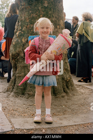 Ein Mädchen auf ihren ersten Schultag Stockfoto