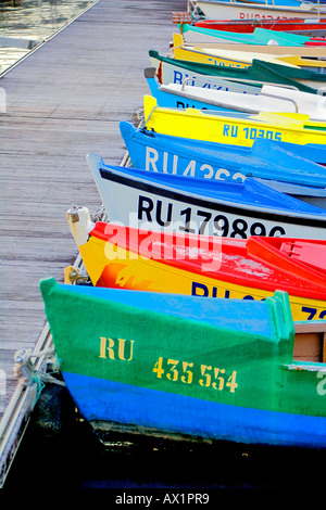 Kleine Boote vor Anker im Hafen von Sainte-Marie, Réunion Stockfoto