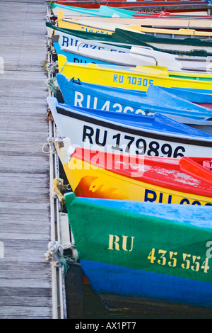 Sehr bunte kleine Boote vor Anker im Hafen von Sainte-Marie, Réunion Stockfoto