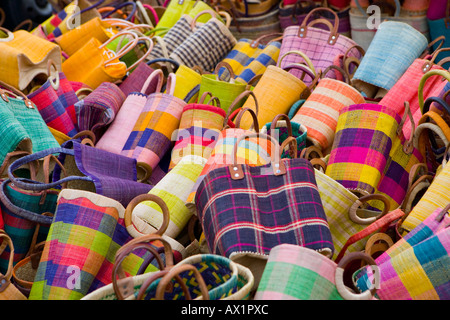 Shopping Bags für Verkauf auf Chaudron Markt in Saint-Denis, Réunion Stockfoto