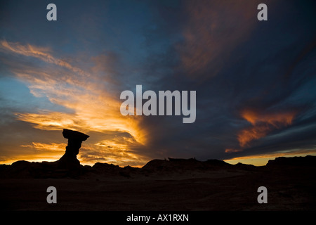 Pilz-Felsen El Hongo bei Sonnenuntergang, Nationalpark Parque Provincial Ischigualasto, zentralen Anden, Argentinien, Südamerika Stockfoto