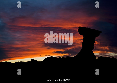 Pilz-Felsen El Hongo bei Sonnenuntergang, Nationalpark Parque Provincial Ischigualasto, zentralen Anden, Argentinien, Südamerika Stockfoto