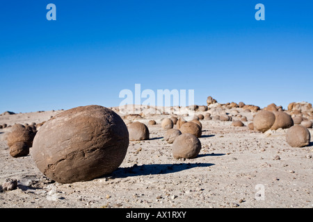 Runden Sie Cancha de Bochas - Steinen im Nationalpark Parque Provincial Ischigualasto, zentralen Anden, Argentinien, Südamerika Stockfoto