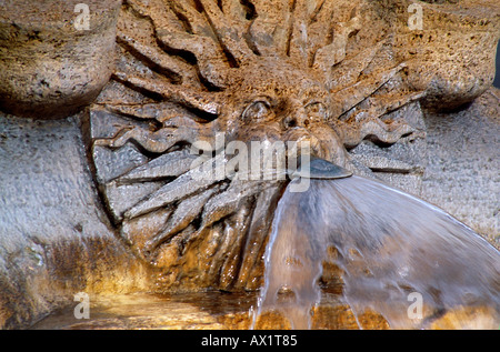 Piazza di Spagna nahe der Spanischen Treppe Rom Italien Sonnennahaufnahme mit menschlichem Gesicht auf Fontana della Barcaccia Stockfoto