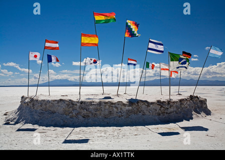 Fahnen im Wind, Salz Hotel Hotel de Sal Playa Blanca, Altiplano, Salz See Salar de Uyuni, Bolivien, Südamerika Stockfoto