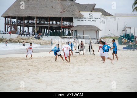 Gruppe von mexikanischen Männer spielen Fußball am Strand, Playa del Carmen, Mexiko Stockfoto